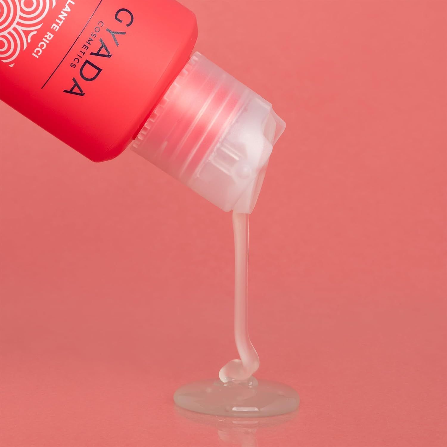 Gyada Cosmetics Shampoo, flüssige Textur tropft aus der Flasche.
