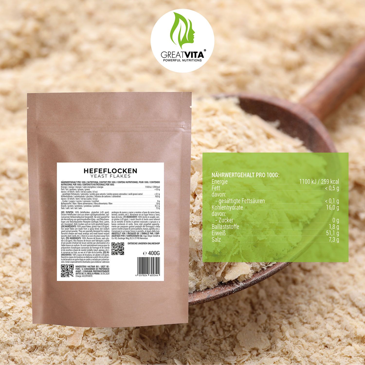 Braune Tüte mit Hefeflocken-Aufdruck und Nährwerttabelle. Produkt liegt auf Flocken, daneben Tabelle.