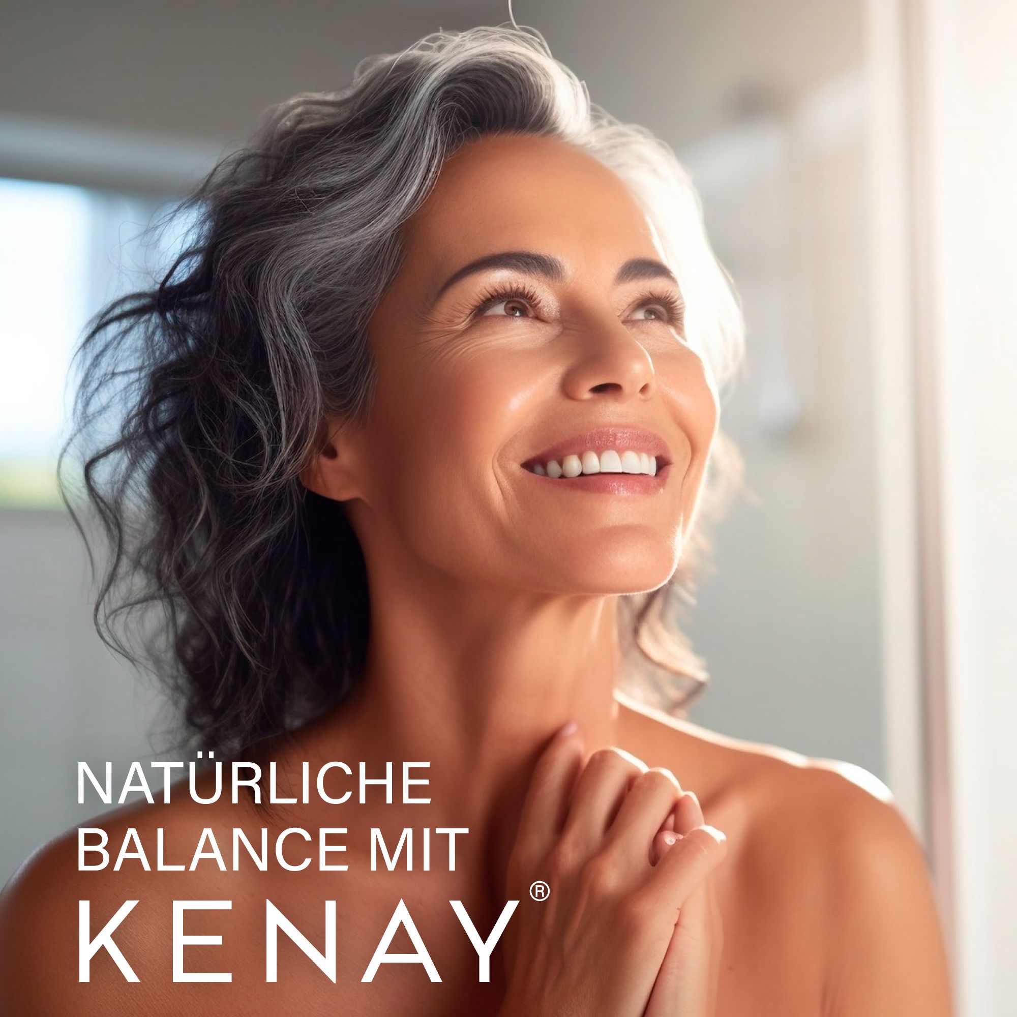 Porträt einer lächelnden Frau mit grauem Haar. Text: NATÜRLICHE BALANCE MIT KENAY®.