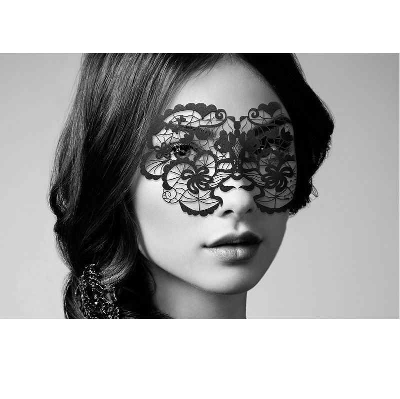 Frau mit schwarzer Vinylmaske mit floralem Spitzenmuster. Nahaufnahme.