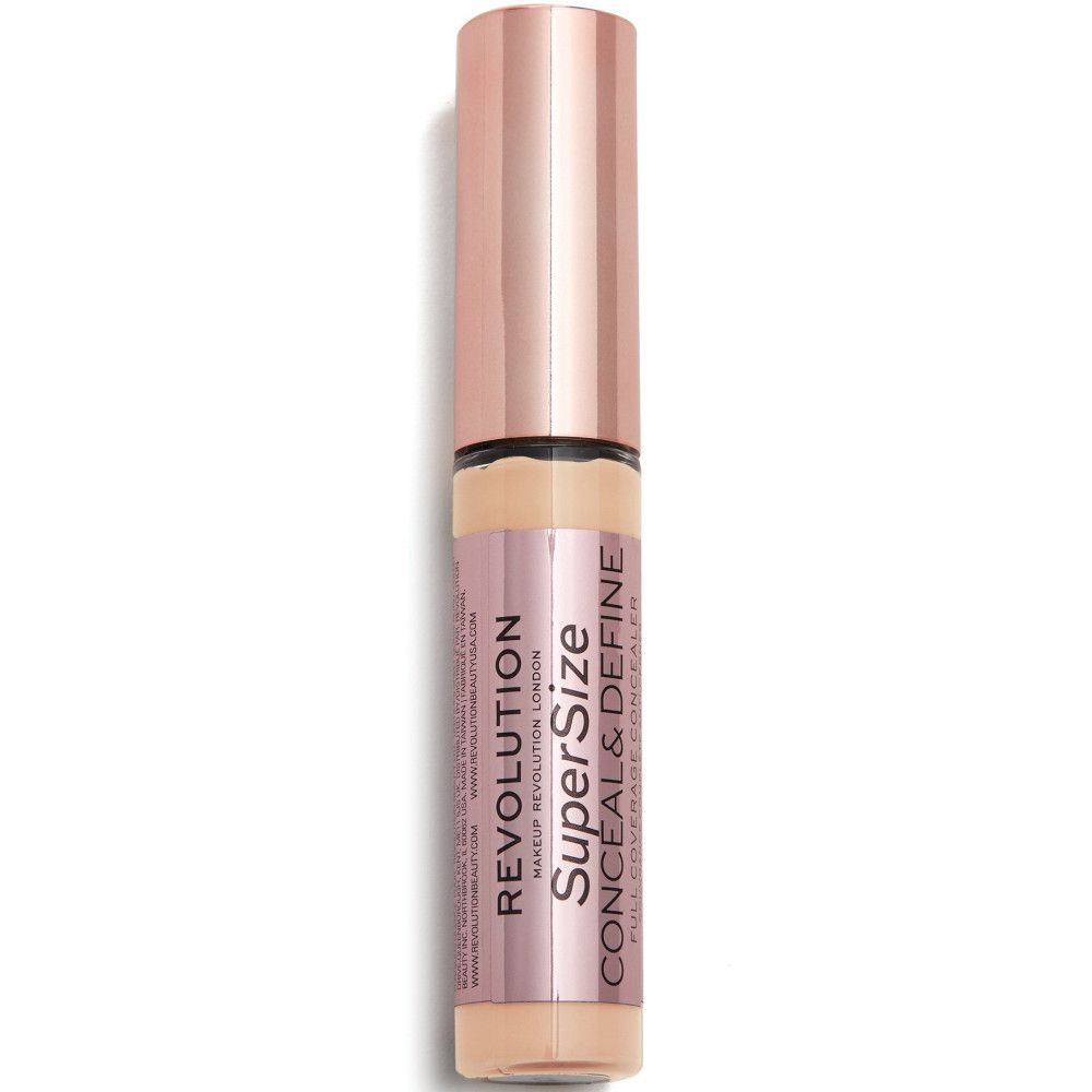 Geschlossener Concealer-Flakon. Produktname und Marke sichtbar.