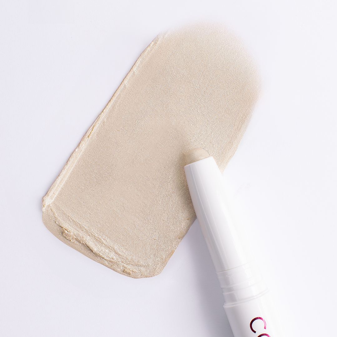 Weißer Lidschattenstift und Farbabstrich. Aufschrift: Cosline. Farbe: Champagner.