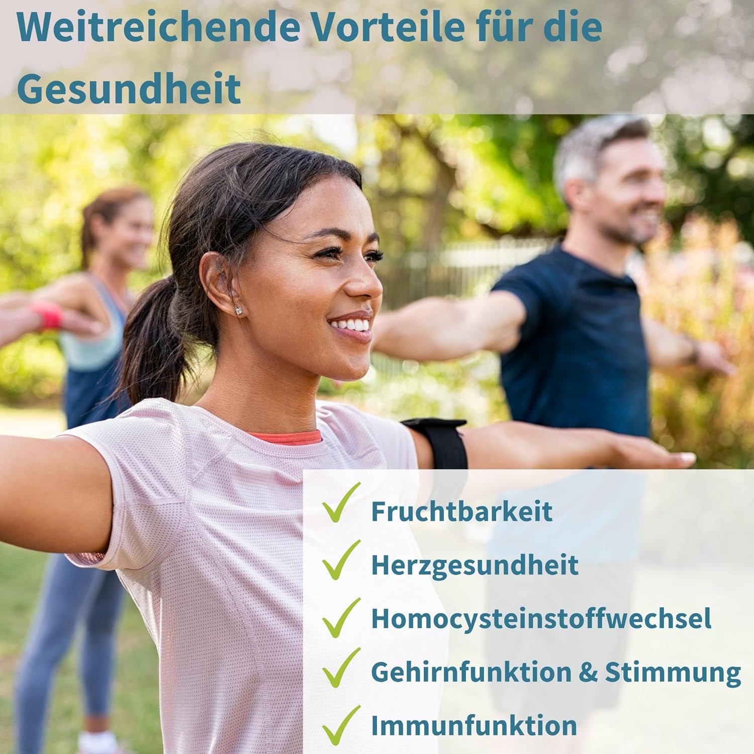 Eine Frau lächelt, während sie mit anderen im Freien trainiert. Der Text beschreibt die Vorteile von L-Methylfolat für die Gesundheit, einschließlich Fruchtbarkeit, Herzgesundheit, Homocystein-Stoffwechsel, Gehirnfunktion und Immunität.