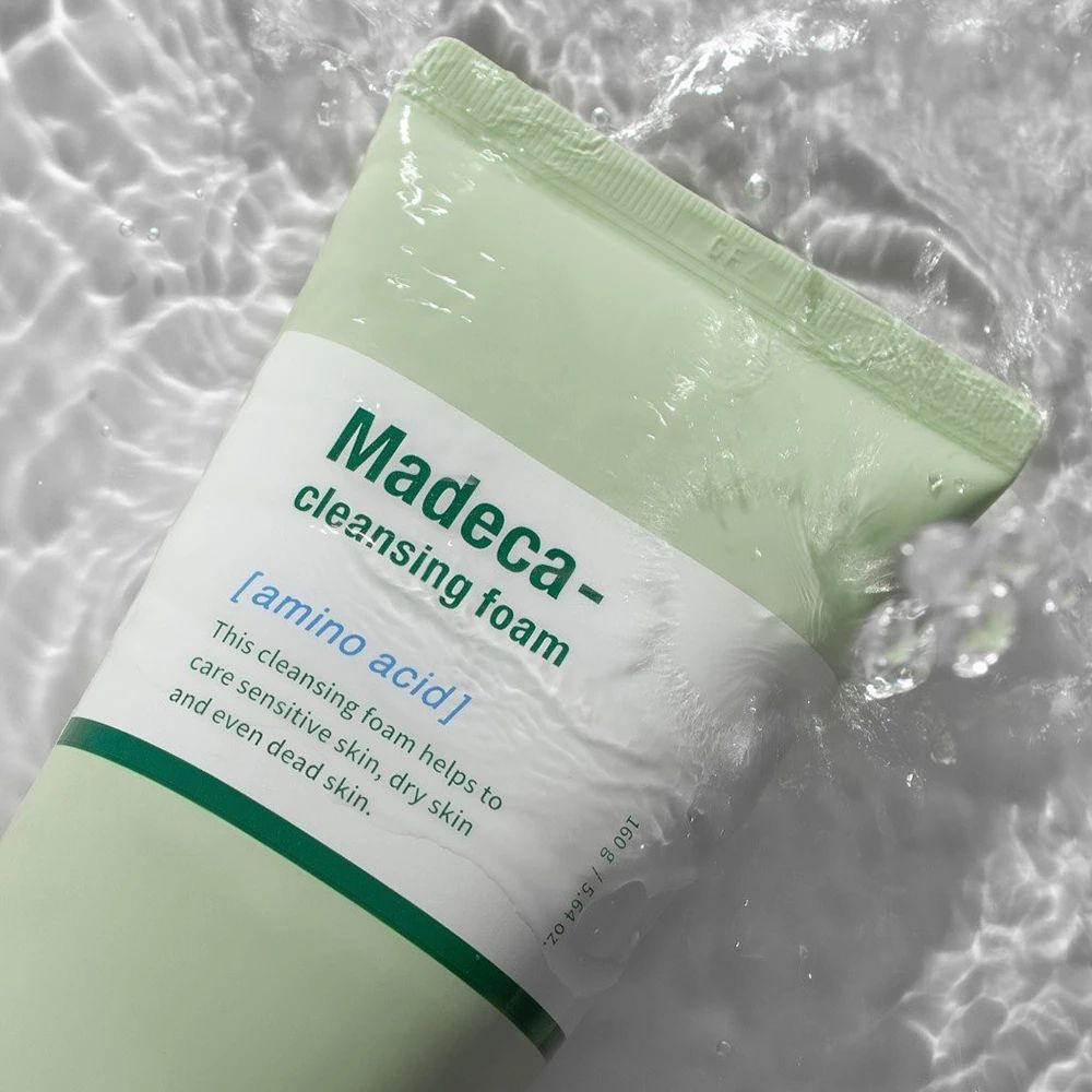 Grüne Tube im Wasser. Text: Madeca-cleansing foam, [amino acid]. Centellian 24 Logo.