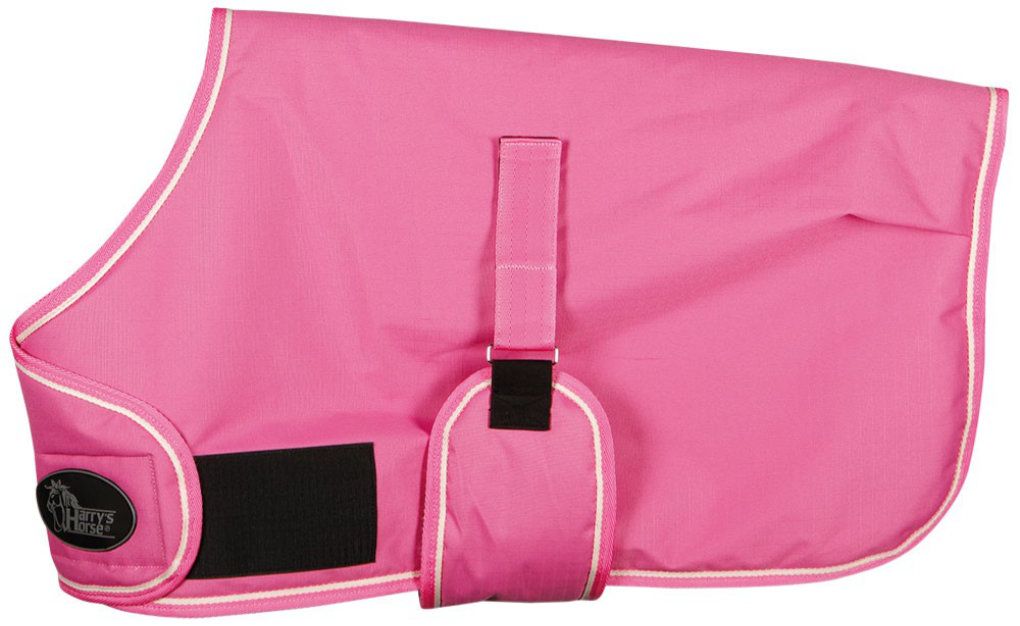 Rosa Outdoordecke mit weißem Rand und Verschluss. Schwarzes Logo. Für Pferdefohlen.