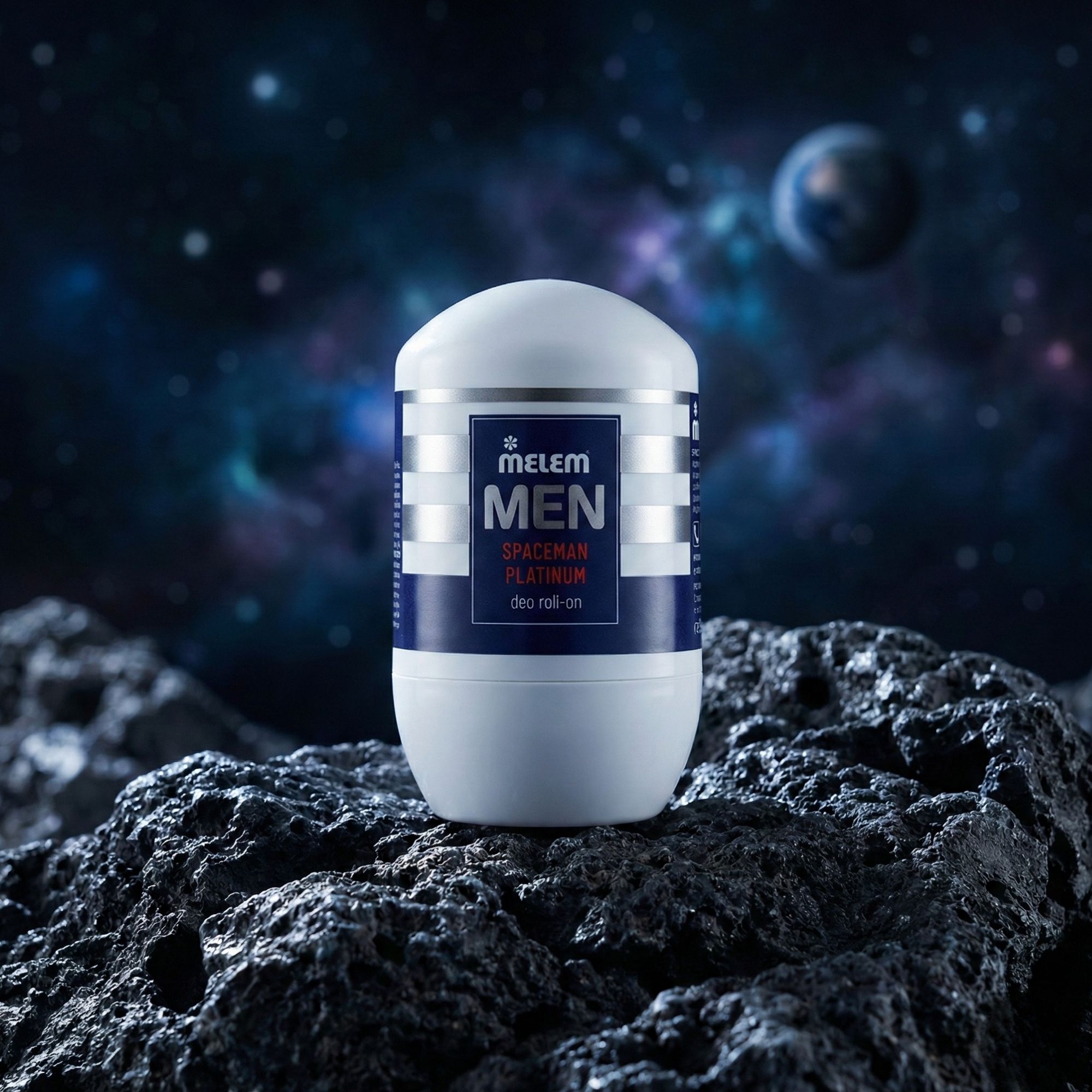 Weißer Roll-on-Deo mit blauer und silberner Beschriftung. Auf einem Felsen vor einem Weltraumhintergrund platziert.