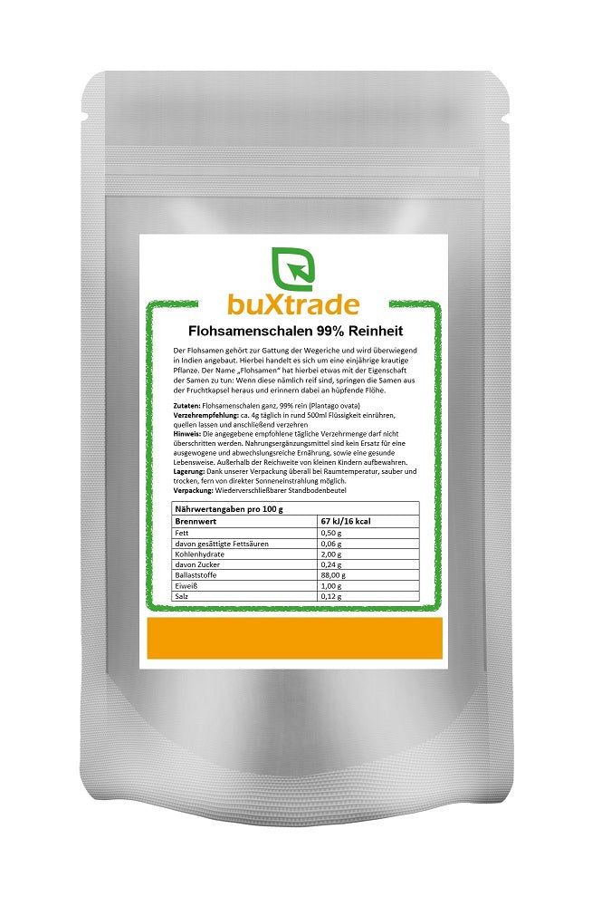 Beutel mit weißem Etikett. Text: buXtrade, Flohsamenschalen 99% Reinheit. Nährwerttabelle. Grünes Logo.