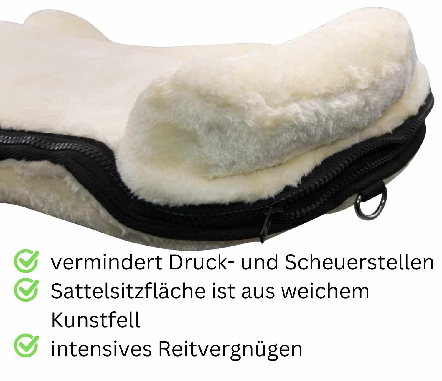 Nahaufnahme eines Reitsattels mit Text: vermindert Druck- und Scheuerstellen, Sattelsitzfläche ist aus weichem Kunstfell, intensives Reitvergnügen.