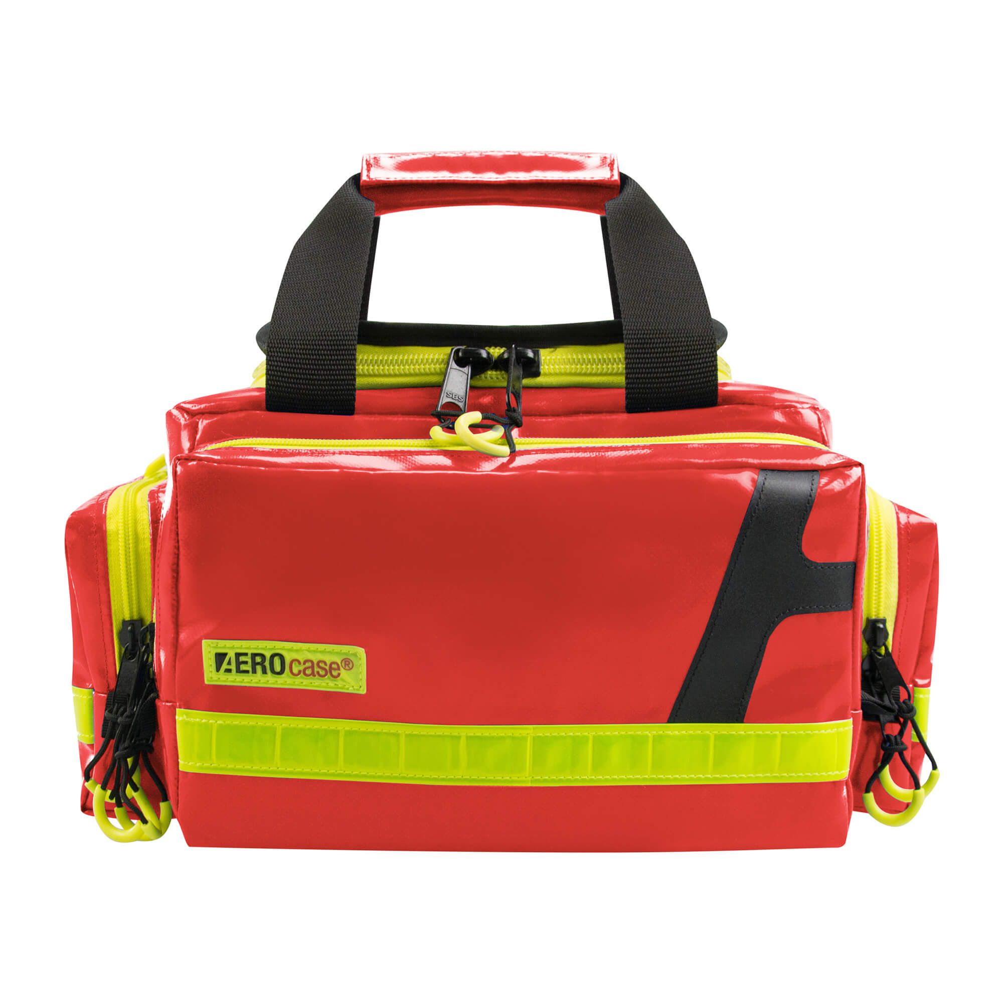 Rote Notfalltasche mit gelben Akzenten und Reflektoren. Schwarze Griffe und Reißverschlüsse. Logo: AEROcase.