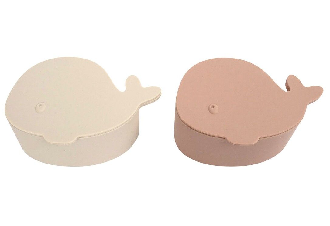 Zwei walförmige Brotdosen in Beige und Rosa. Deckel mit Flossen. Runde Form mit leicht abgerundeten Kanten.