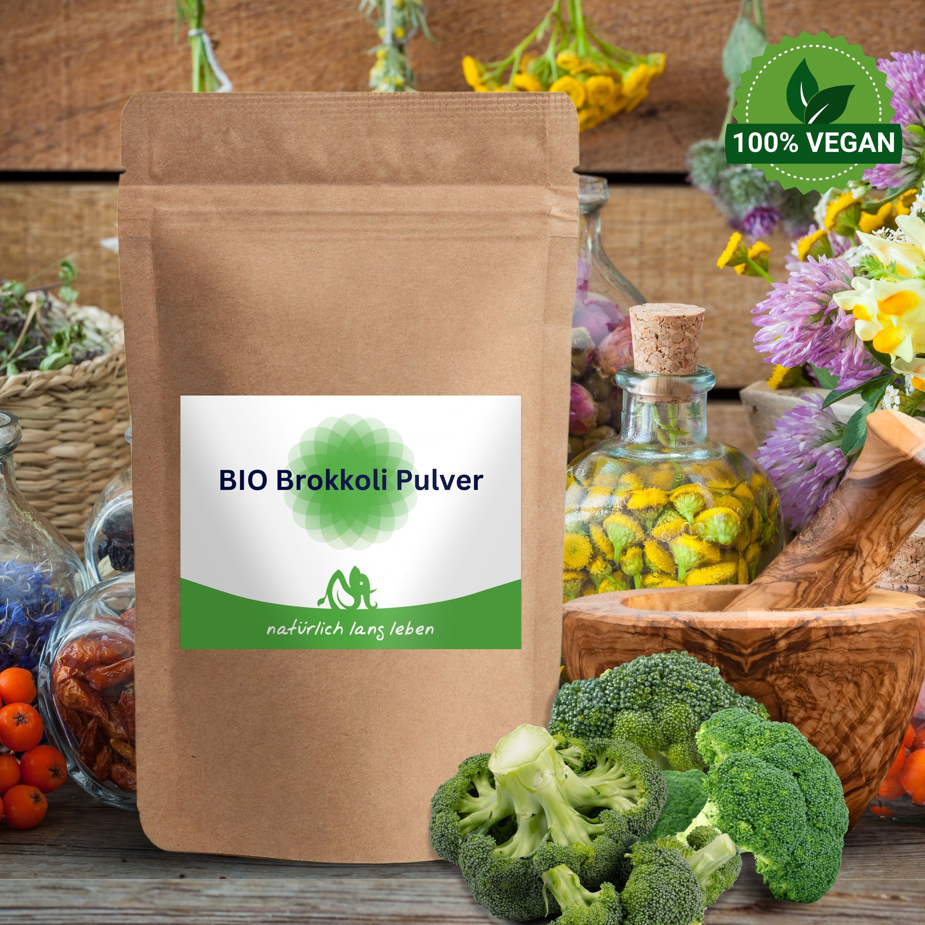 Beutel mit Etikett, Brokkoli und Blumen. Aufschrift: BIO Brokkoli Pulver. Logo und Schriftzug: natürlich lang leben.