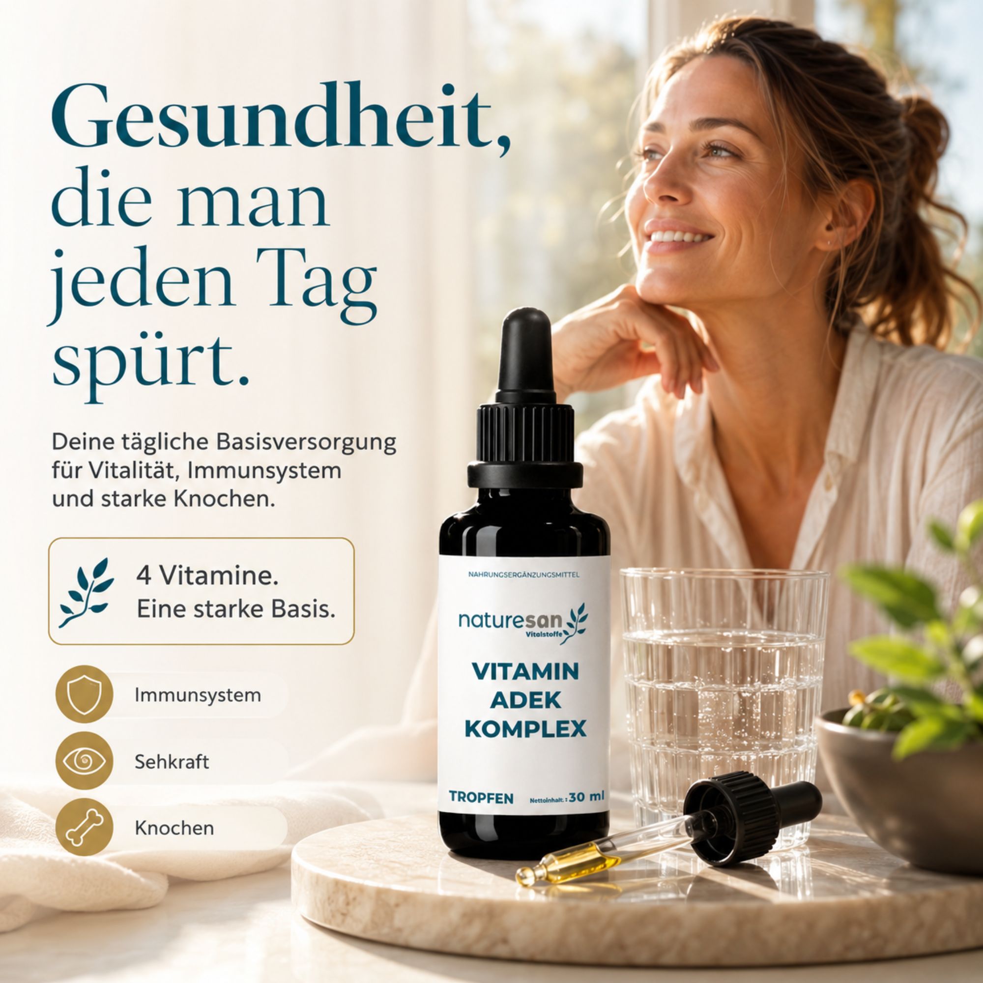 Frau lächelt, Naturesan Vitamin ADEK Komplex Flasche neben Glas Wasser. Text: 4 Vitamine, Immunsystem, Sehkraft, Knochen.