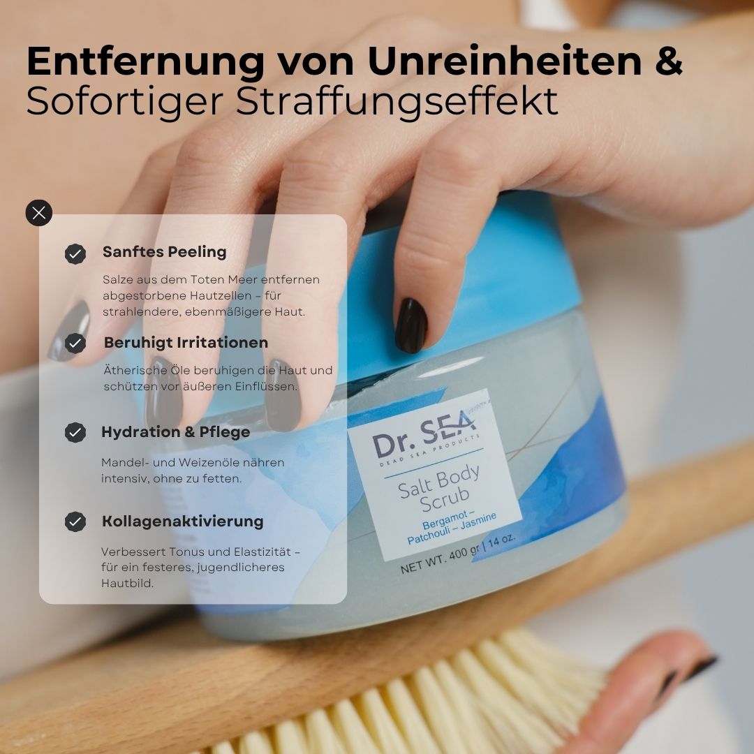 Frau hält ein Glas mit Salz-Körperpeeling. Text: Entfernung von Unreinheiten & Sofortiger Straffungseffekt. Produktname sichtbar.