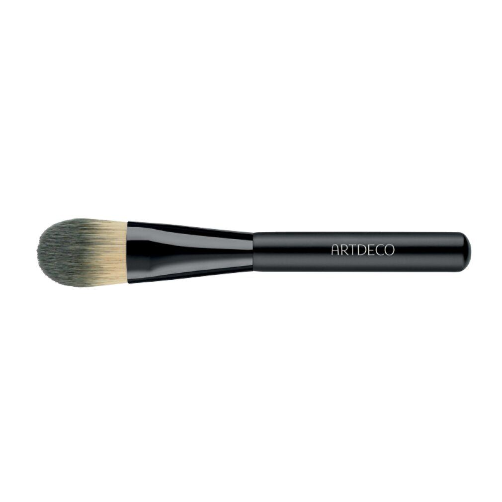 Make-up Pinsel mit schwarzem Griff, silberner Zwinge und hellem Pinselkopf. Der Pinsel ist horizontal ausgerichtet.