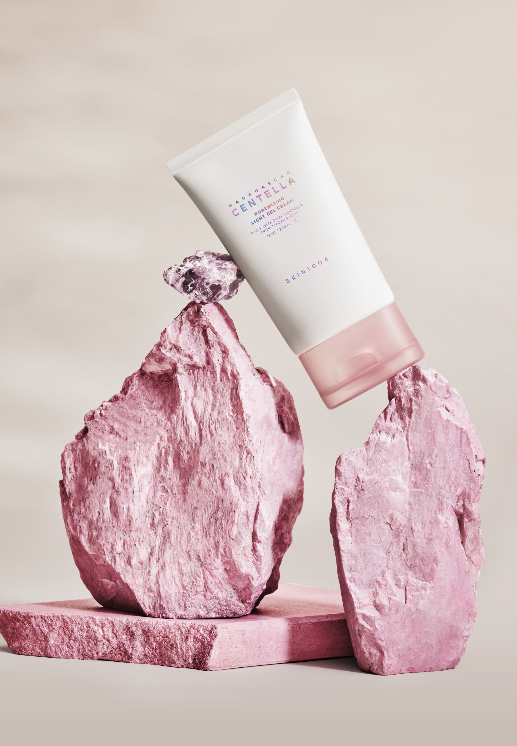 Tube auf rosa Steinen. Aufschrift: MADAGASCAR CENTELLA Poremizing Light Gel Cream. Marke SKIN1004.