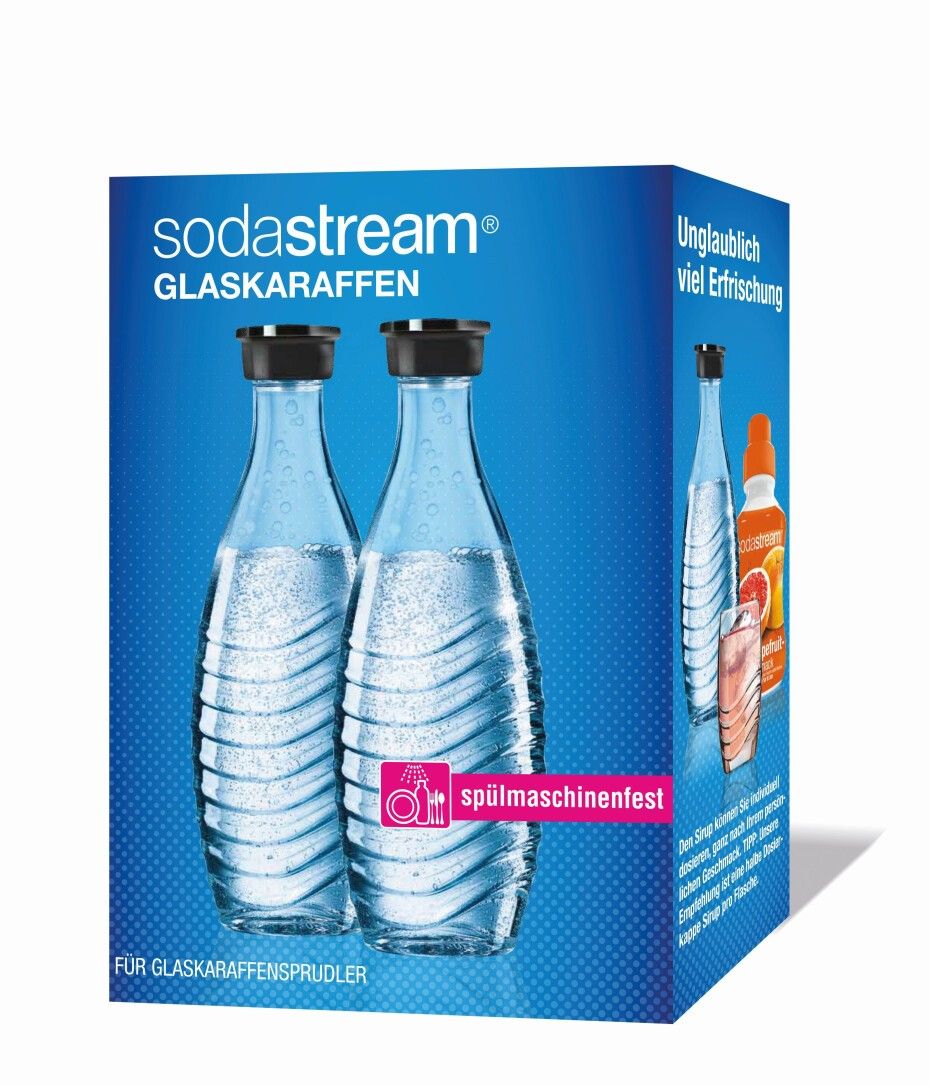 Zwei Glasflaschen mit schwarzem Deckel in einer blauen Verpackung. Aufschrift: Sodastream Glaskaraffen. Spülmaschinenfest.