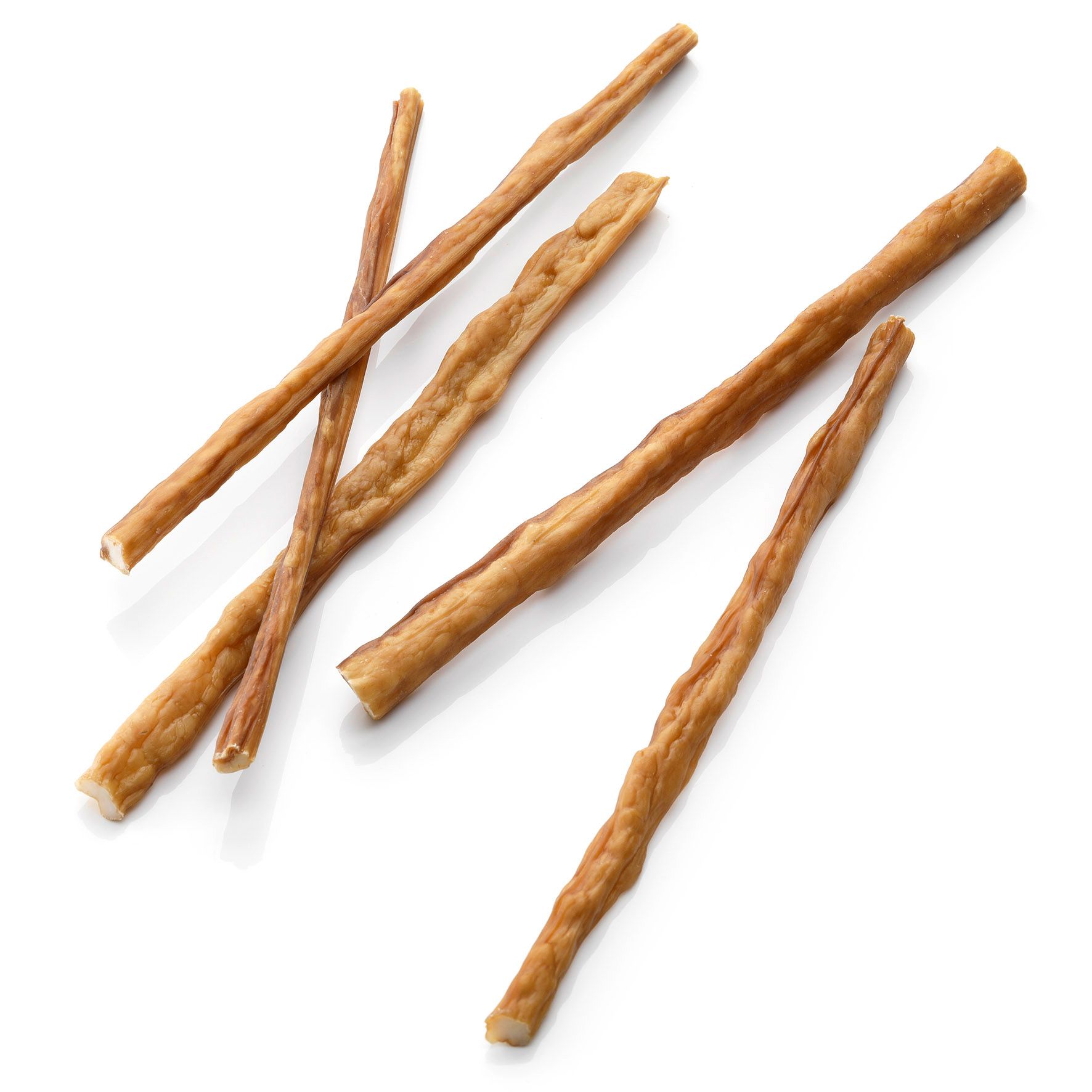Mehrere Kausticks vom Rind auf weißem Hintergrund. Längliche Form, unregelmäßige Oberfläche, unterschiedliche Farbtöne.