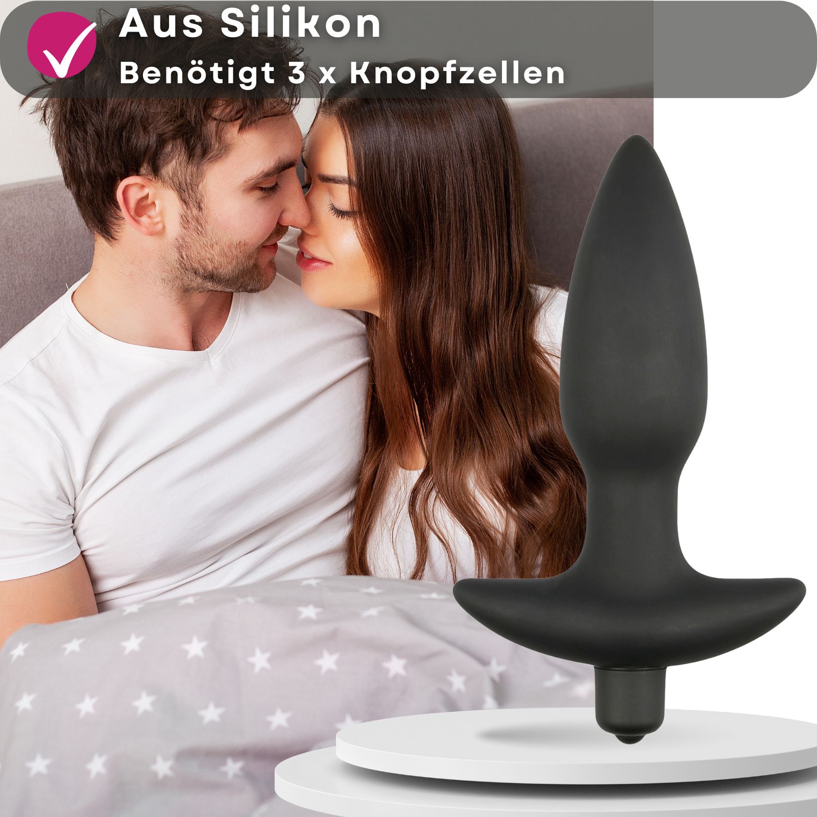 Analplug aus Silikon, benötigt 3 Knopfzellen. Paar im Hintergrund, Produkt auf Podest.