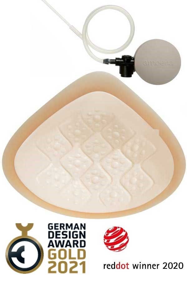 Hautfarbene Brustprothese mit strukturiertem Innenbereich, Pumpe und Auszeichnungen.