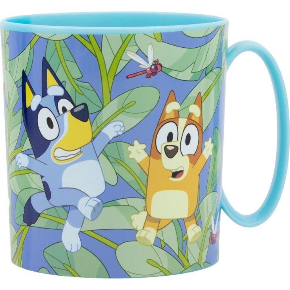 Becher mit blauem Griff und Innenraum. Außenmuster mit Bluey und Bingo-Figuren in einer grünen Umgebung mit Libellen.