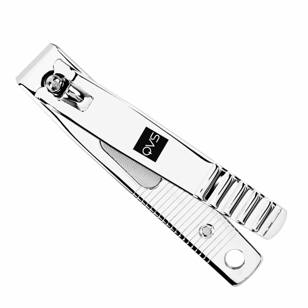 Nagelknipser aus Metall. Silberfarben, mit dem Markennamen QVS. Der Griff hat eine geriffelte Oberfläche.