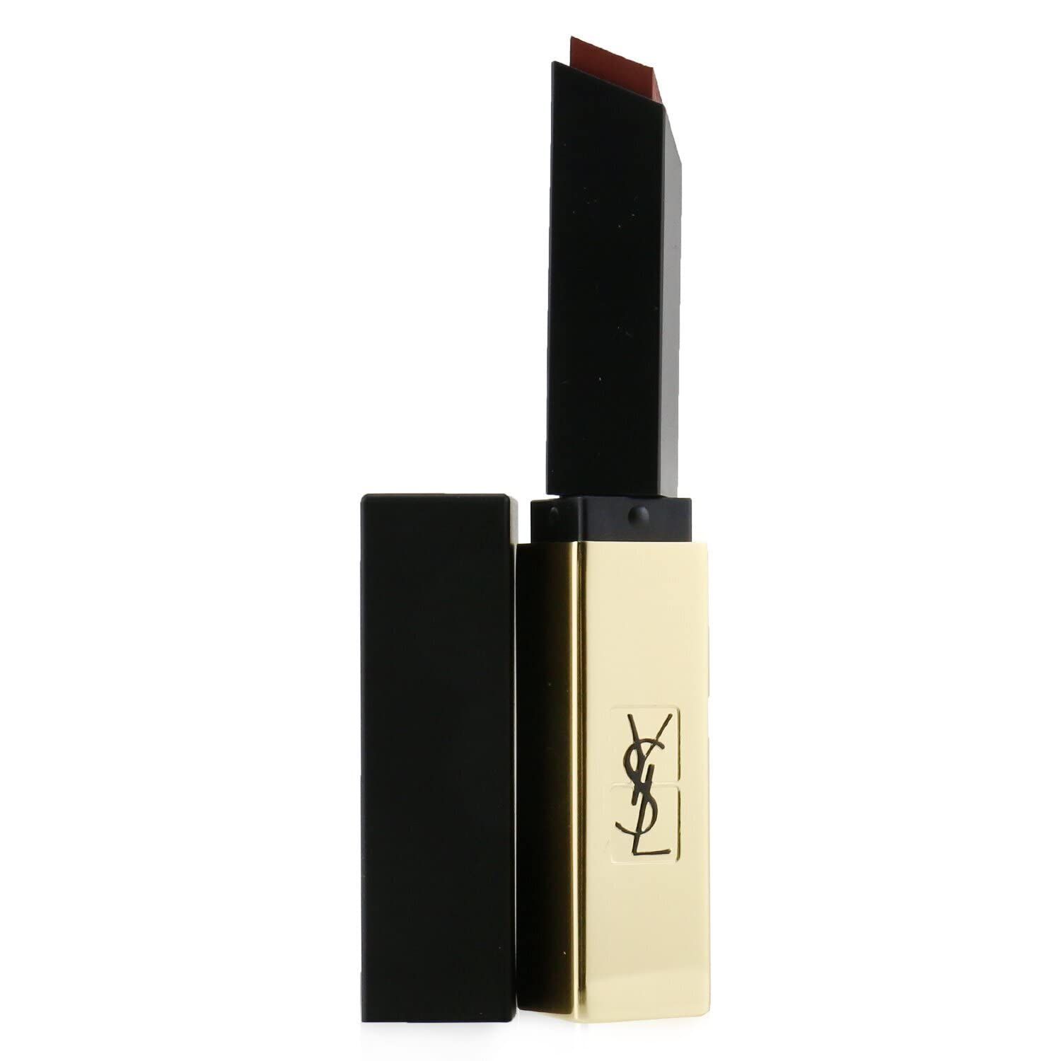 Geöffneter Lippenstift mit schwarzem Deckel und goldfarbenem Gehäuse. Die Lippenstiftspitze ist sichtbar.