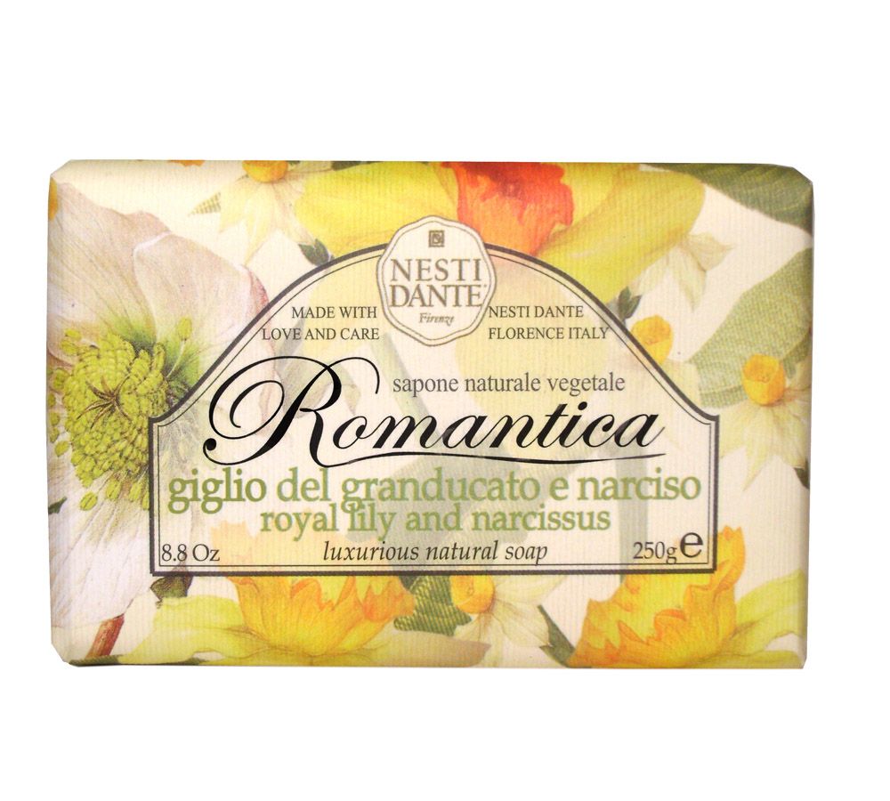 Seife mit floralem Design. Aufschrift: Romantica, Lilie & Narzisse. Marke: Nesti Dante. Verpackung mit floralem Muster und Produktinformationen.