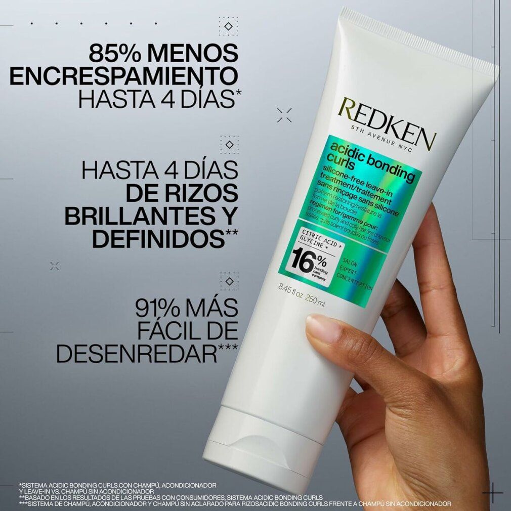 Weiße Tube mit grünem Etikett. Text: Redken, acidic bonding curls. Hand hält die Tube. Aufschrift: 85% weniger Frizz.