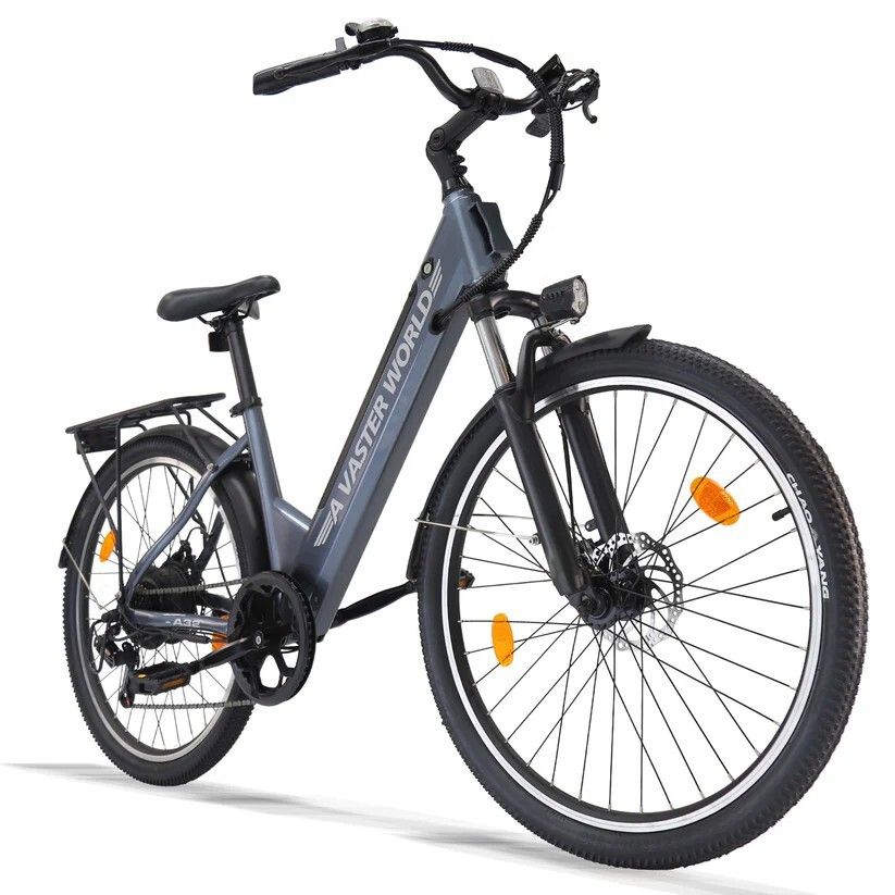 Graues Elektrofahrrad mit schwarzem Rahmen, Schutzblechen und Gepäckträger.  Scheibenbremsen, Vorder- und Rücklicht.