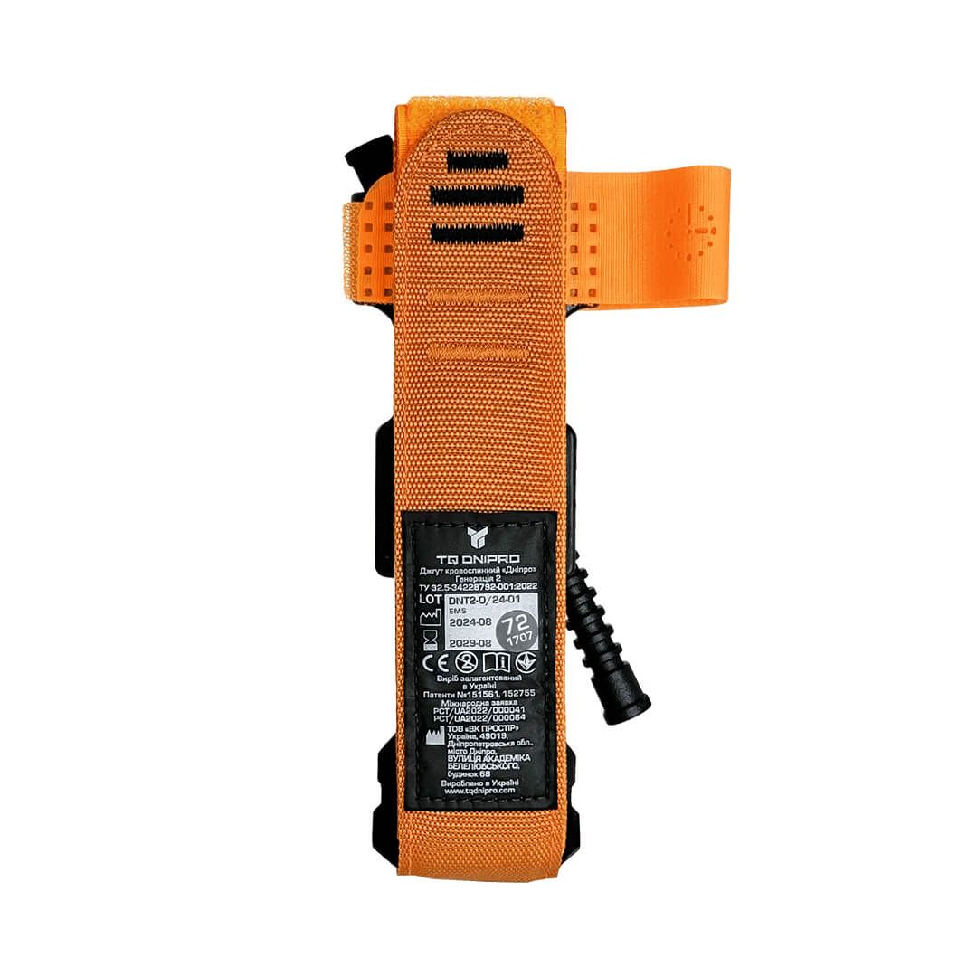 Rückseite eines orangefarbenen Tourniquets mit CE-Kennzeichnung und Produktinformationen.