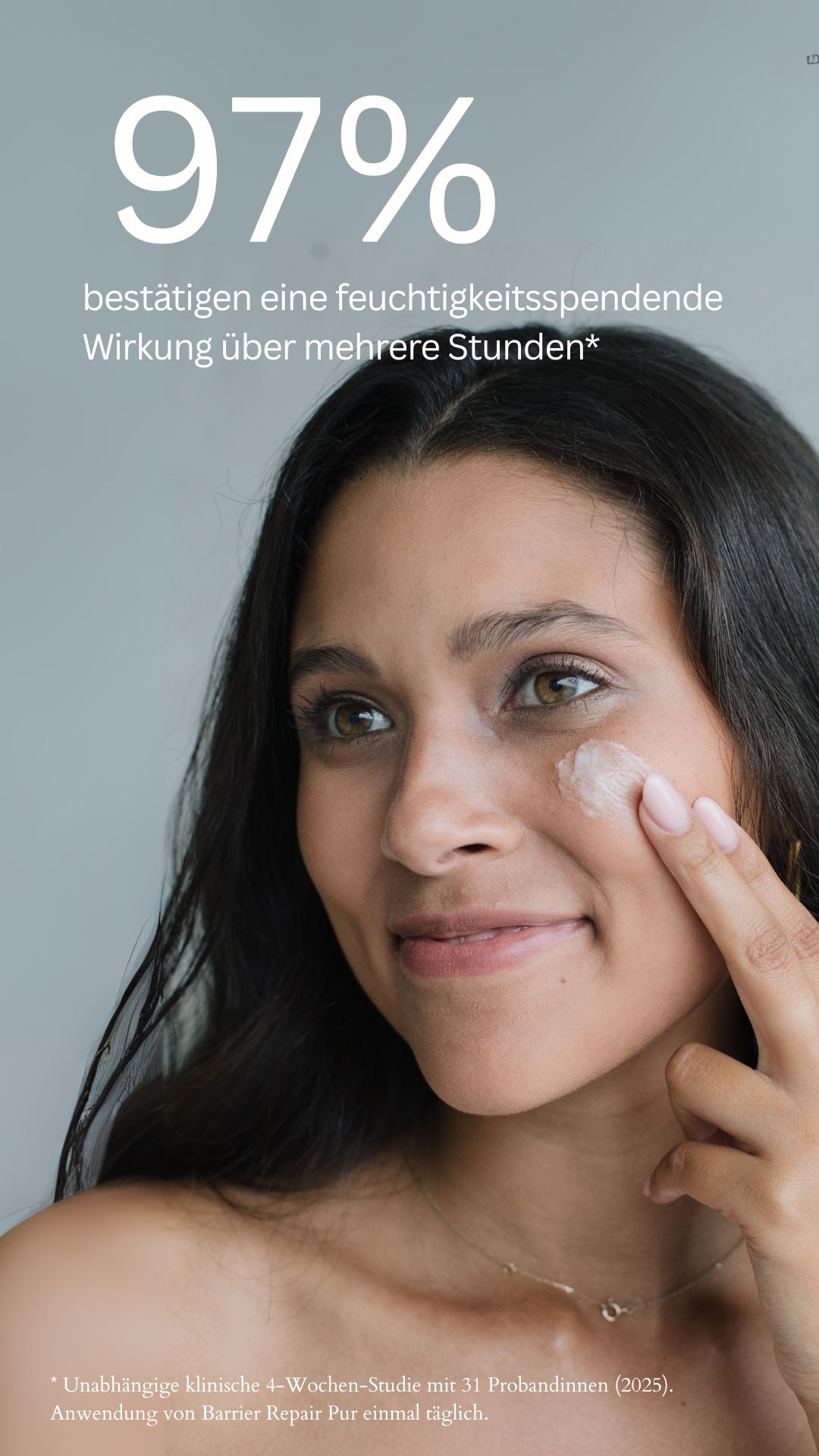 Frau trägt Creme auf. Text: 97% bestätigen eine feuchtigkeitsspendende Wirkung. Text: Unabhängige klinische Studie.
