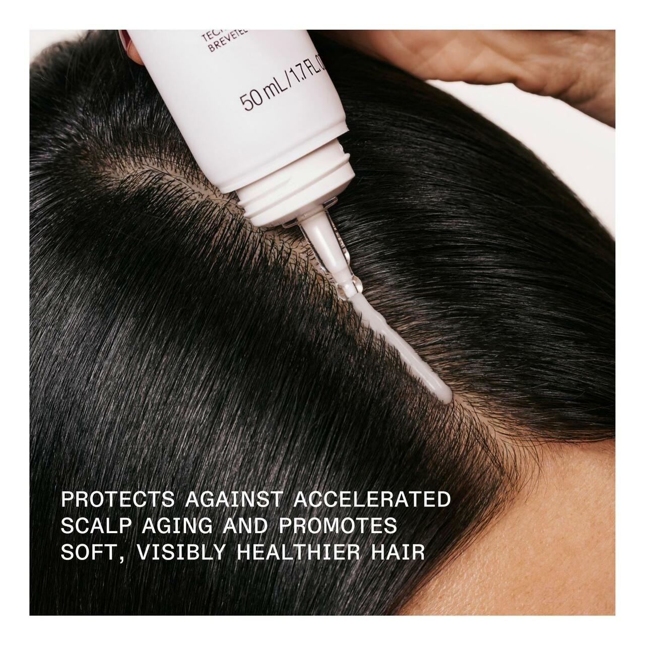 Nahaufnahme von Kopfhaut und Haar. Tube mit Produktbezeichnung. Text: Protects against accelerated scalp aging.