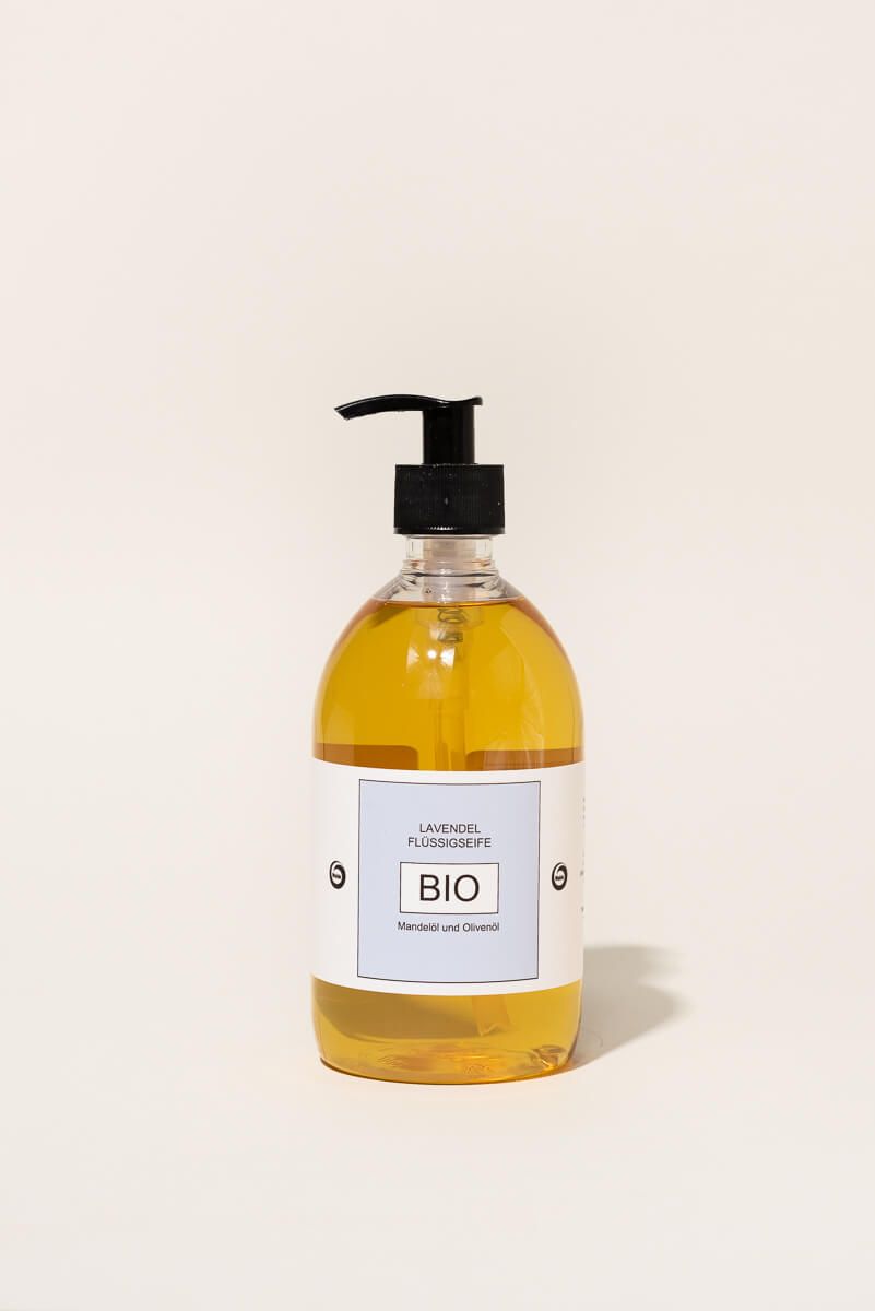 Flüssigseife in einer ovalen Flasche mit schwarzem Spender. Auf dem Etikett steht "BIO".