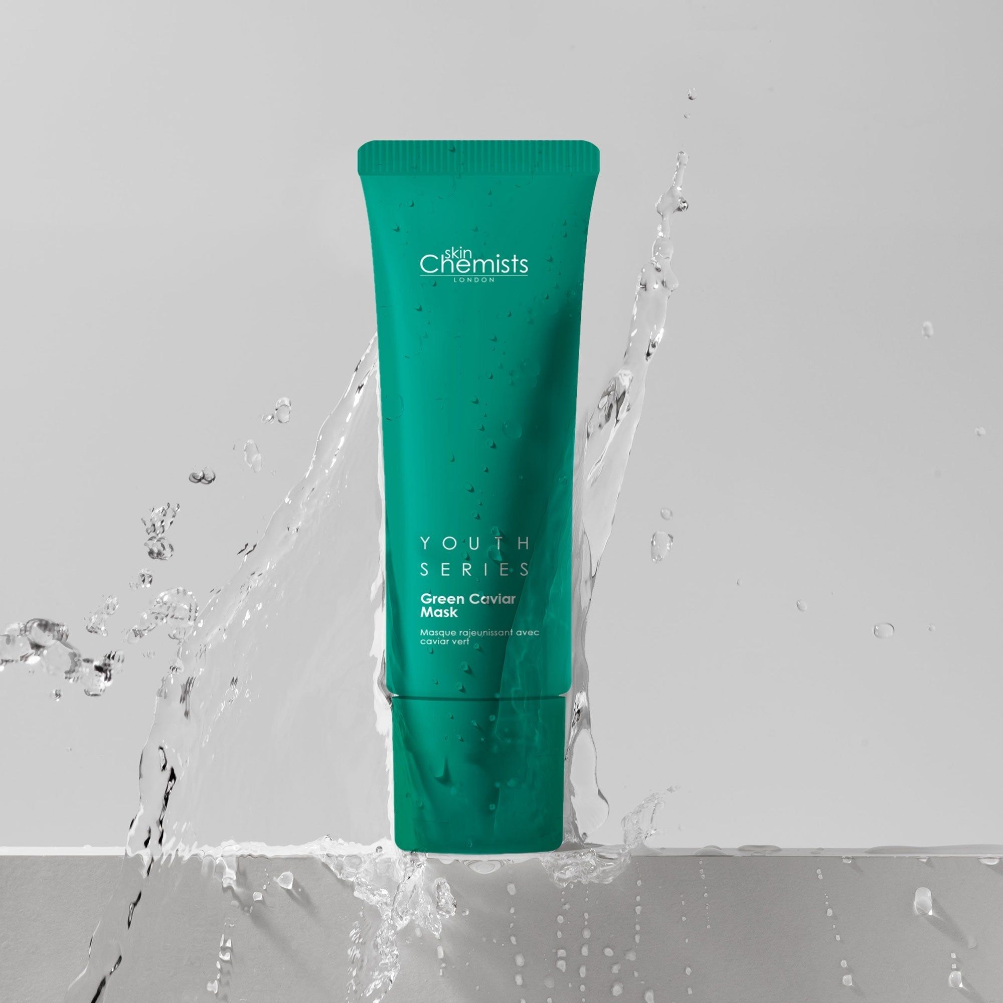 Grüne Tube mit Wasser. Aufschrift "skinChemists", "Youth Series Green Caviar Mask".