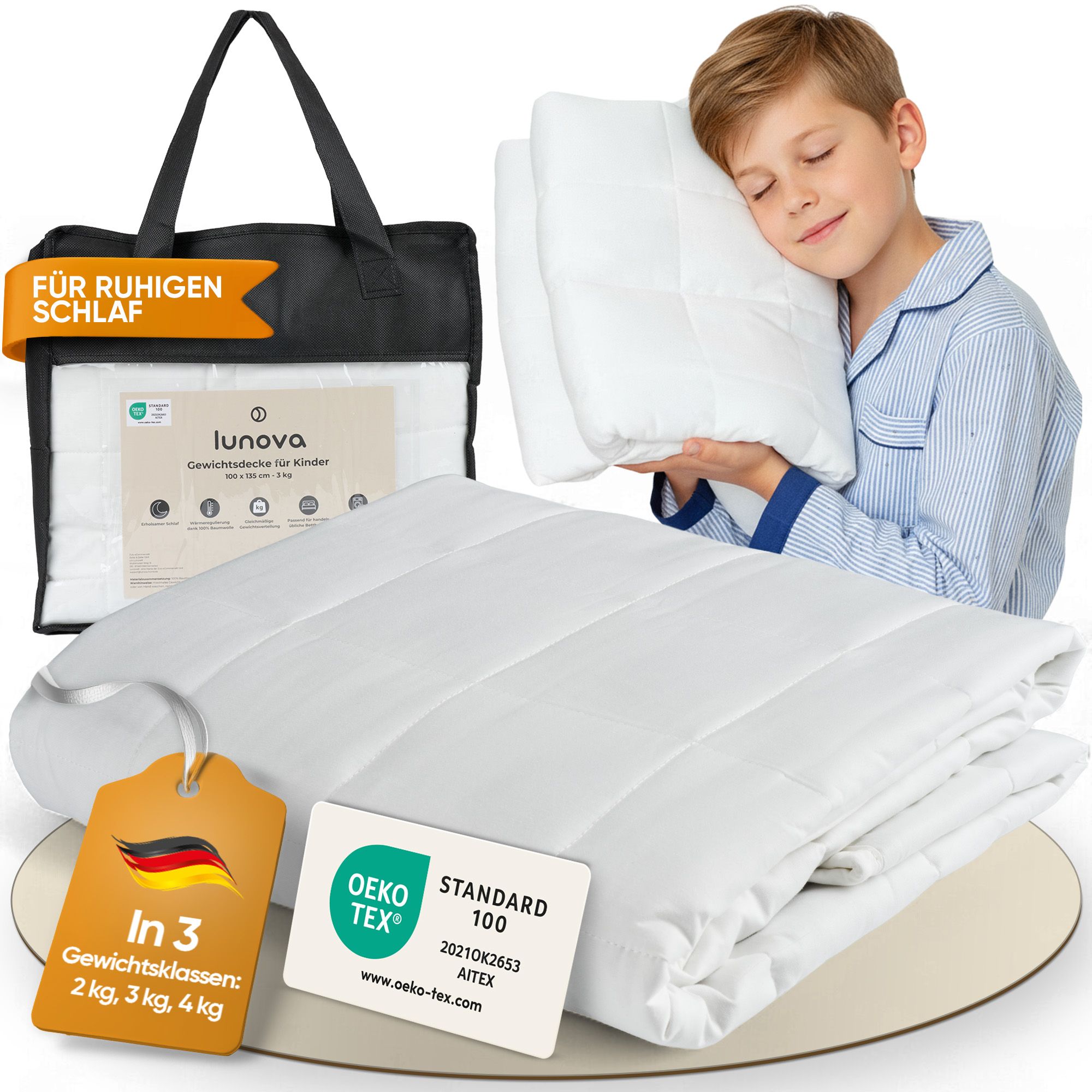 Kind mit Decke und Kissen. Decke und Kissen in schwarzer Tragetasche. Oeko-Tex-Zertifizierung. Etikett mit Gewichtsangaben.