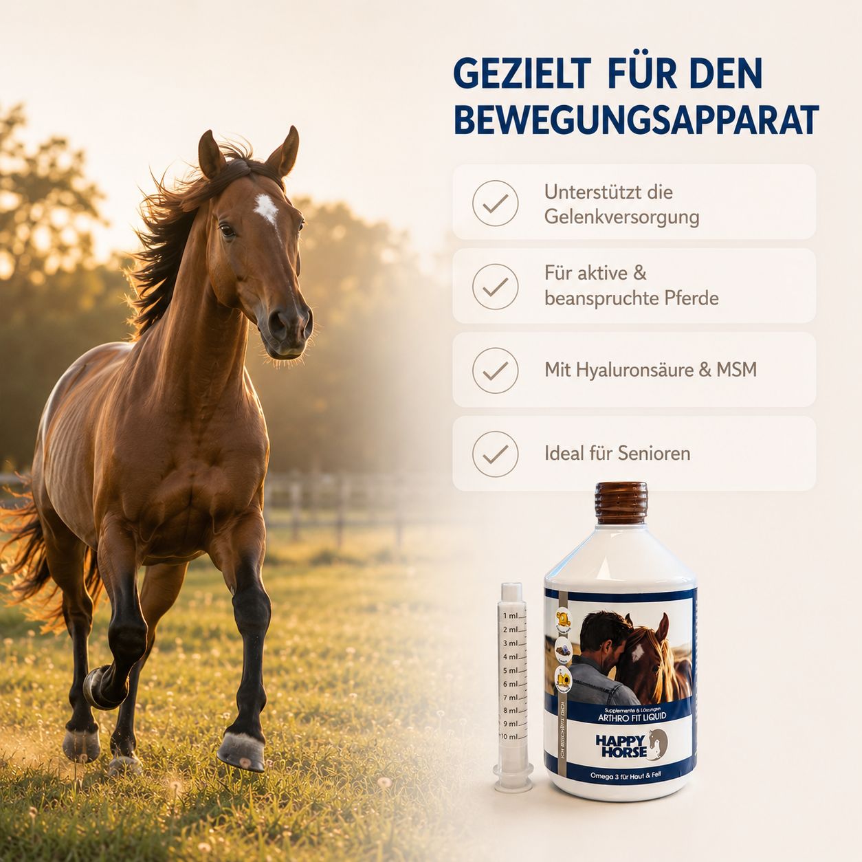 Happy Horse Arthro Fit Liquid Flasche mit Messspritze, neben einem galoppierenden Pferd im Feld.