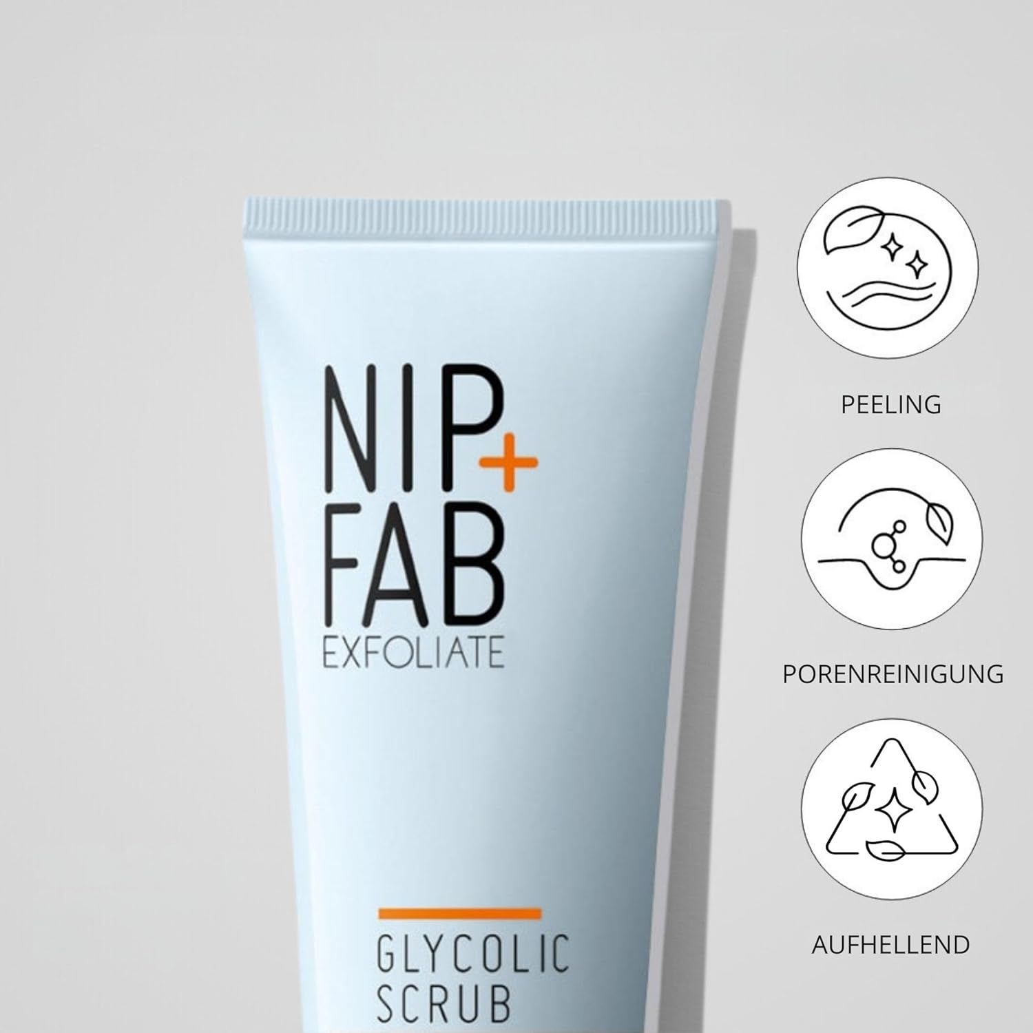 Nahaufnahme der Tube. Aufschrift: NIP+FAB EXFOLIATE, GLYCOLIC SCRUB. Symbole: Peeling, Porenreinigung, Aufhellend.