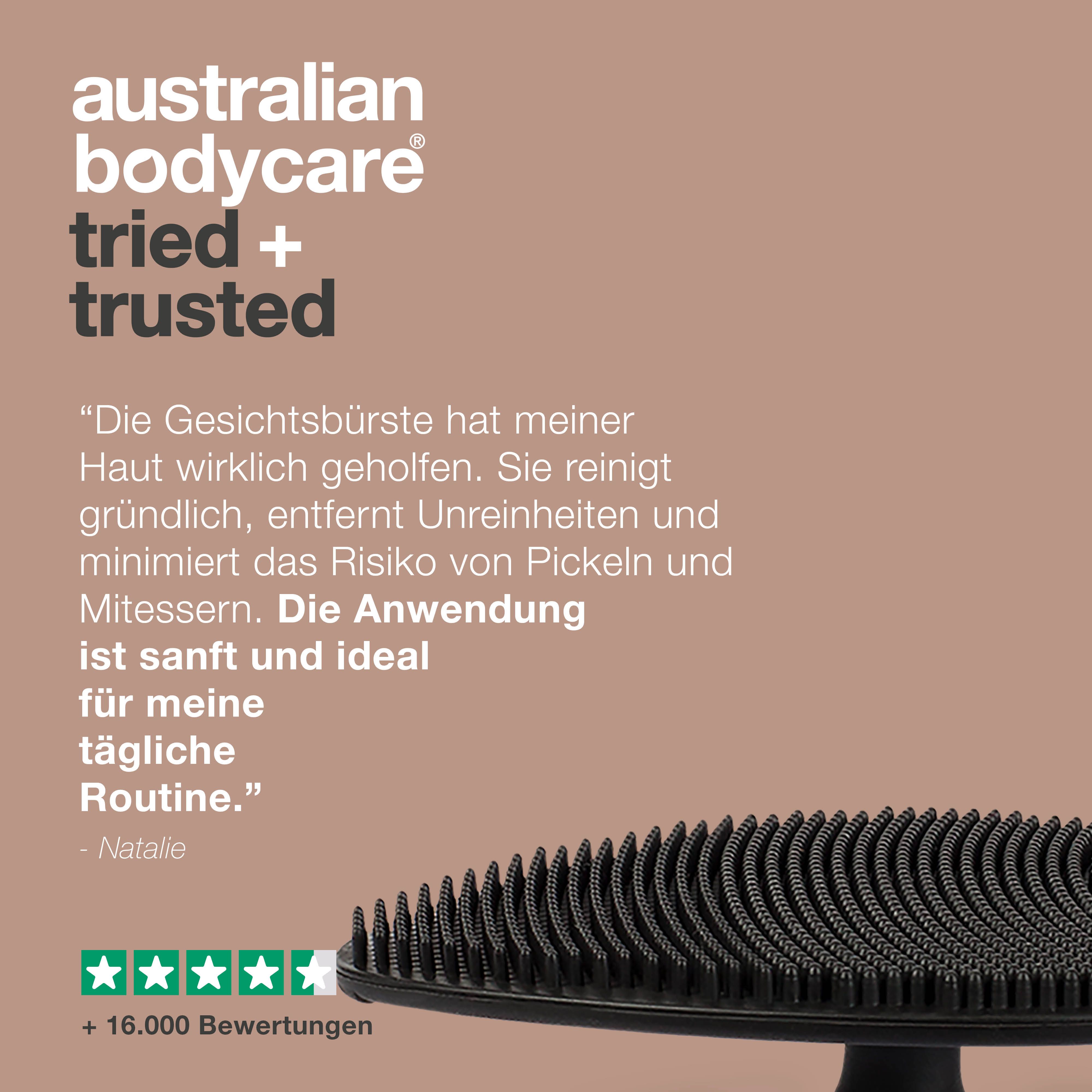 Kundenbewertung. Gesichtsbürste schwarz, tropfenförmig. Text: Die Gesichtsbürste hat meiner Haut wirklich geholfen.