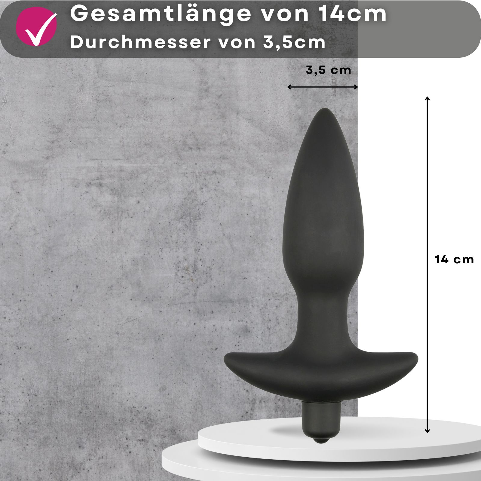 Analplug, 14 cm lang, Durchmesser 3,5 cm. Produkt auf Podest, Hintergrund grau.