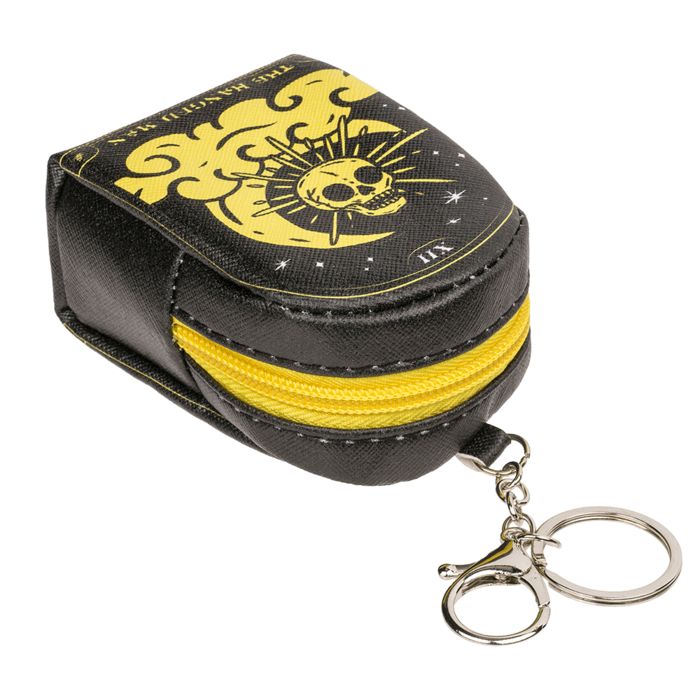 Schwarzes Mini-Portemonnaie mit gelbem Reißverschluss, Mond- und Totenkopf-Motiv und Schlüsselanhänger.