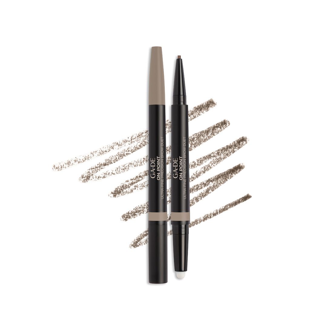 Ga-De On Point Ultra Fine Brow Duet. Zwei Stifte, einer mit hellbrauner Mine, einer mit Bürste. Auf weißem Hintergrund.