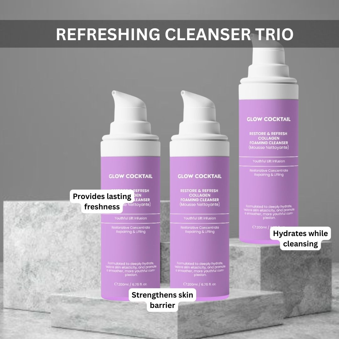 Drei Flaschen mit lila Etiketten. Aufschrift: Glow Cocktail, Restore & Refresh Collagen Foaming Cleanser. Weiße Pumpaufsätze. Auf Steinen platziert.