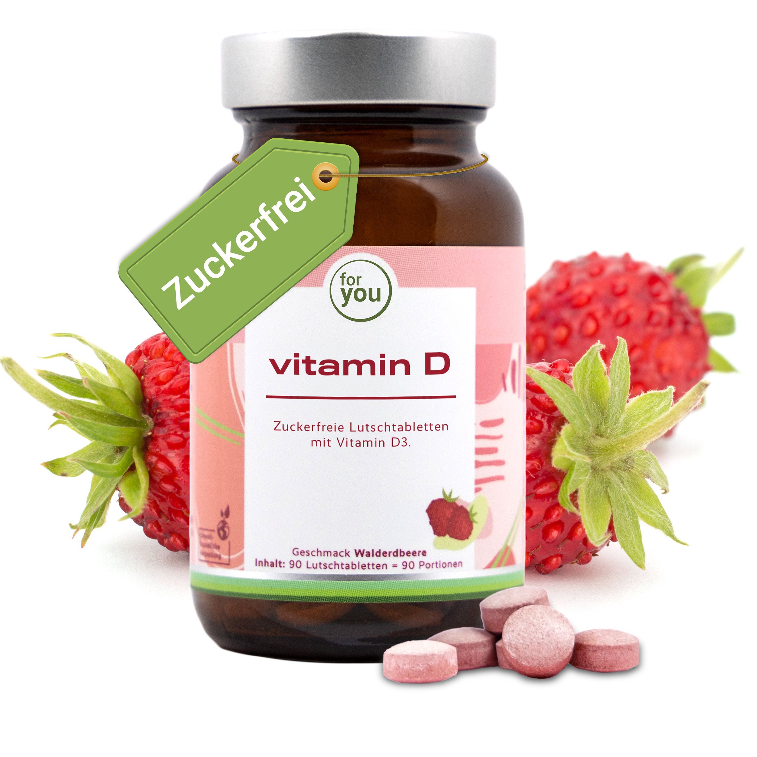 Braunglasflasche mit 90 zuckerfreien Vitamin D Lutschtabletten mit Waldbeergeschmack, umgeben von Erdbeeren.