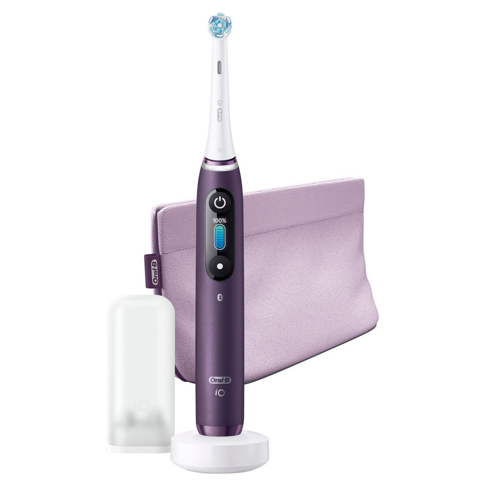 Elektrische Zahnbürste iO Series 8, violett, mit Tasche, Ladestation und Bürstenkopfschutz. Produktname sichtbar.