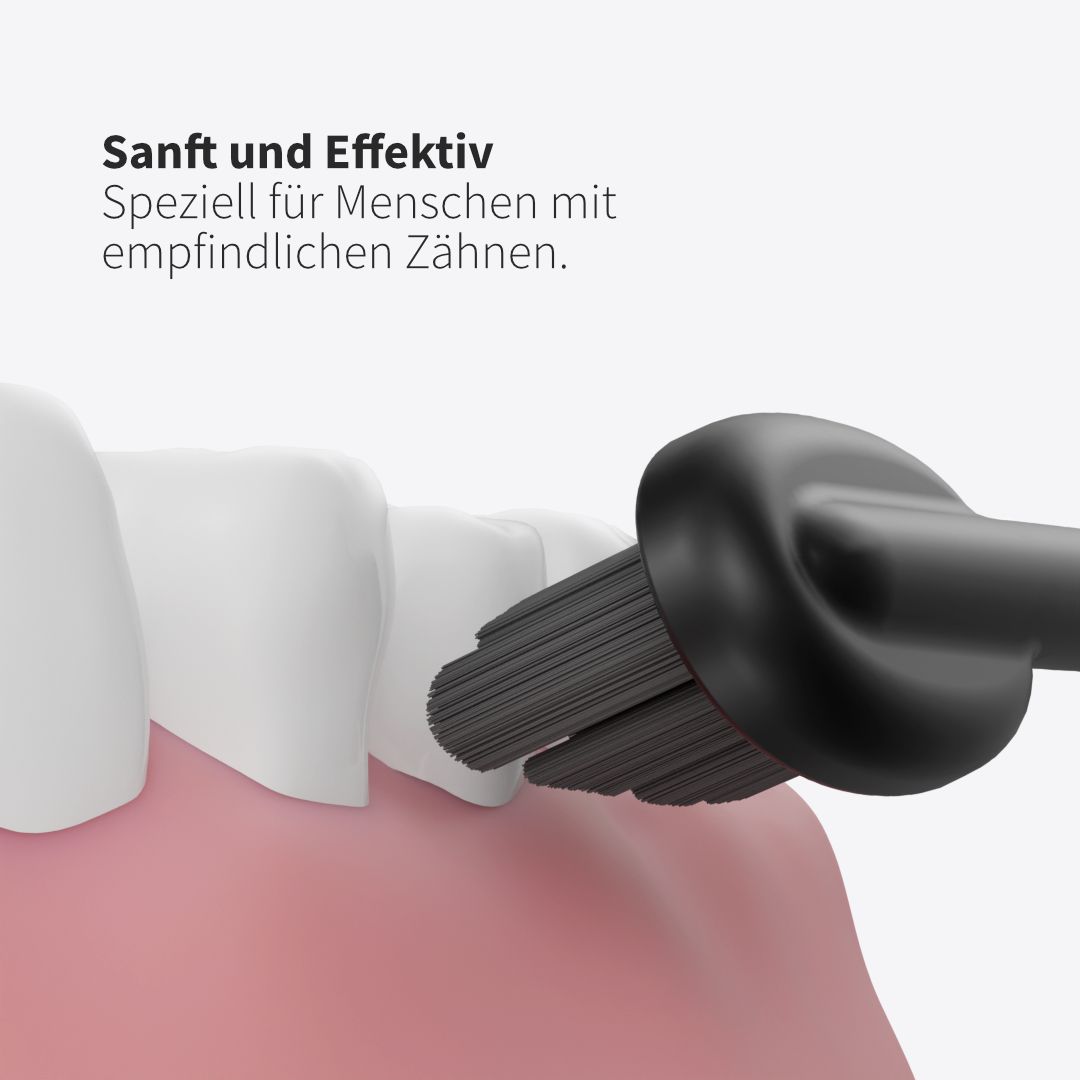Schwarzer Bürstenkopf mit grauen Borsten an Zähnen. Text: Sanft und Effektiv. Speziell für Menschen mit empfindlichen Zähnen.