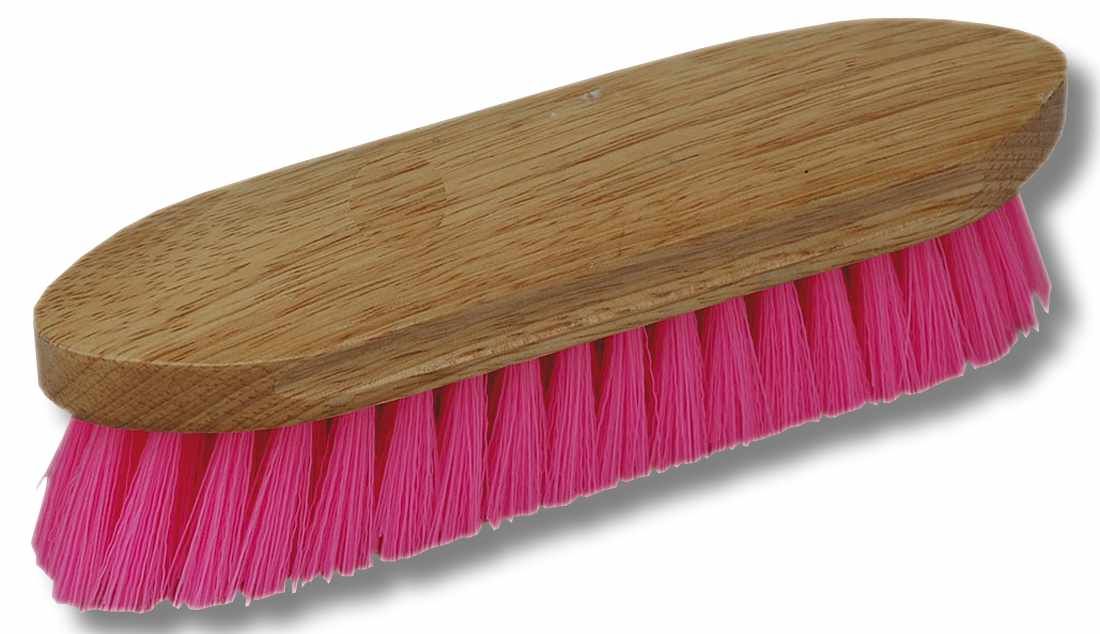 AMKA Mähnenbürste mit pinkfarbenen Borsten. Die Bürste hat einen Holzrücken und einen leicht gebogenen Griff. Die Borsten sind dicht und gleichmäßig angeordnet. Die Bürste ist für die Pflege von Pferdemähnen konzipiert.