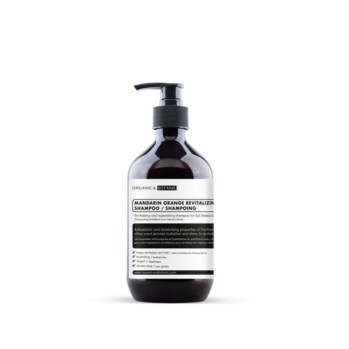 Braune Flasche mit schwarzem Pumpkopf. Etikett mit Produktinformationen. Marke: Organic & Botanic.