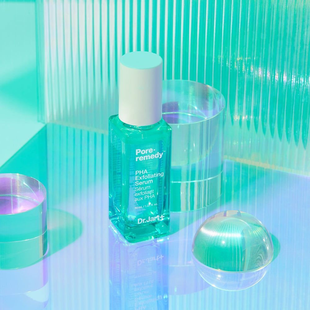 Serumflasche auf einer Oberfläche. Text: Pore·remedy, PHA Exfoliating Serum, Dr.Jart+.