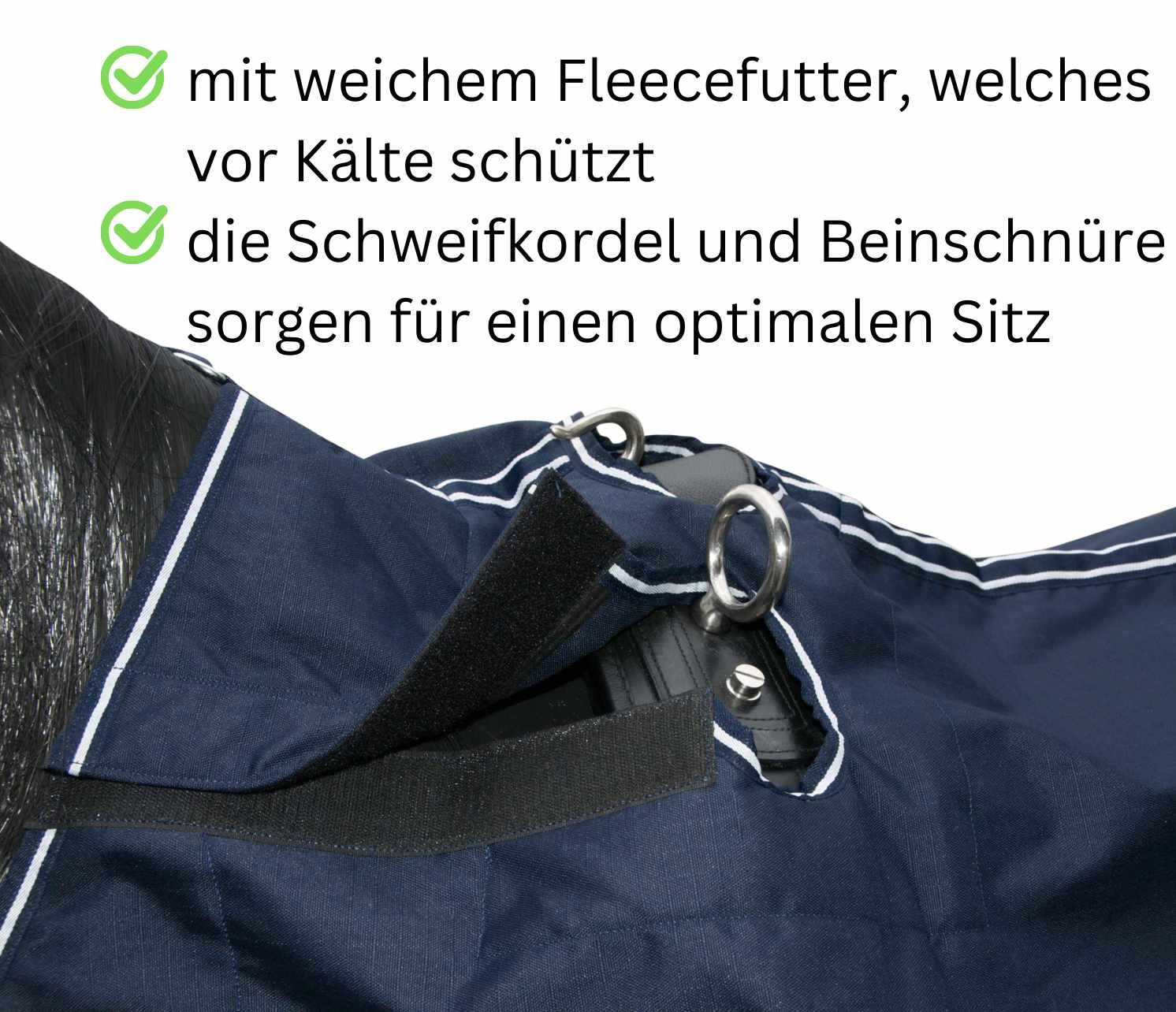 Blaue Decke mit Fleecefutter. Schweifkordel und Beinschnüre für optimalen Sitz.
