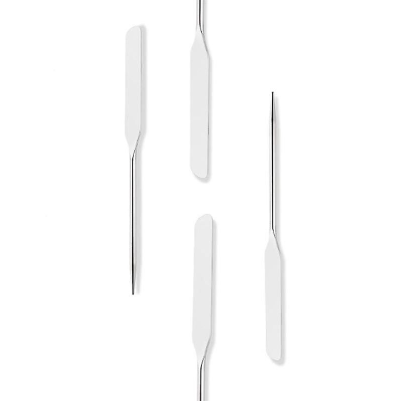 Vier Make-up-Spachtel-Mixer. Die Mixer haben lange, schlanke Griffe und flache, rechteckige Klingen.